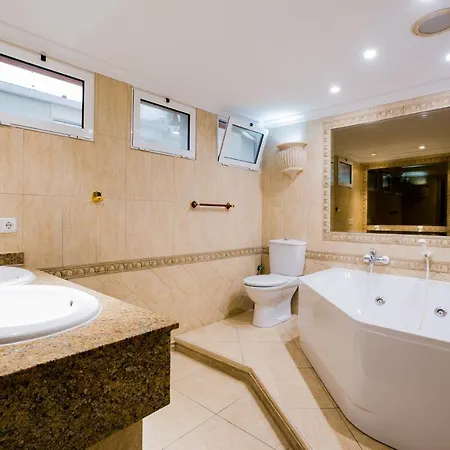 公寓 4 Liberty Suites 阿德耶